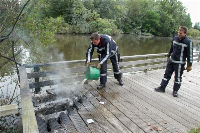 2009/185/20090808 004 Nacontrole buitenbrand Snelliuslaan.jpg